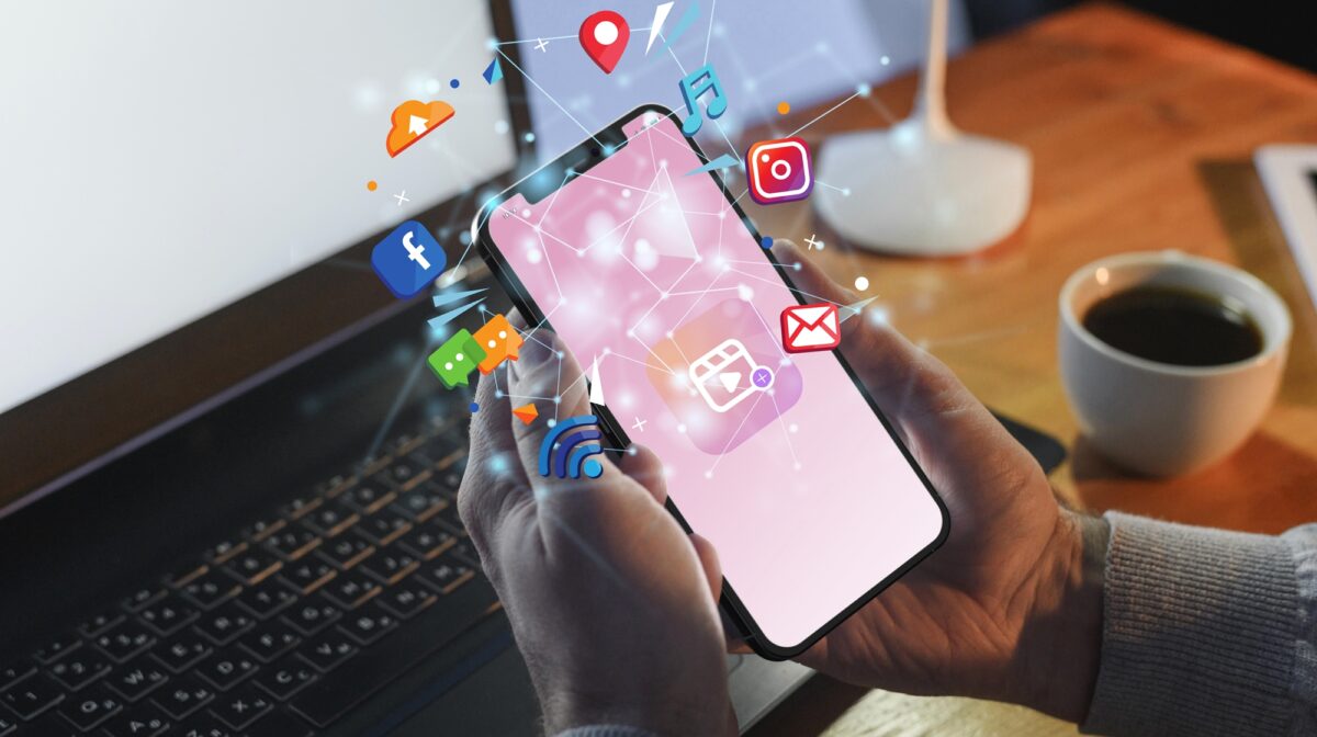 Jak_zdobyc_wyzsza_pozycje_dla_mojej_strony_w_google065-hands-holding-smartphone-social-media-conceptpozycjonowanie_seo_stron_www Jak_zdobyc_wyzsza_pozycje_dla_mojej_strony_w_google065-hands-holding-smartphone-social-media-conceptpozycjonowanie_seo_stron_www